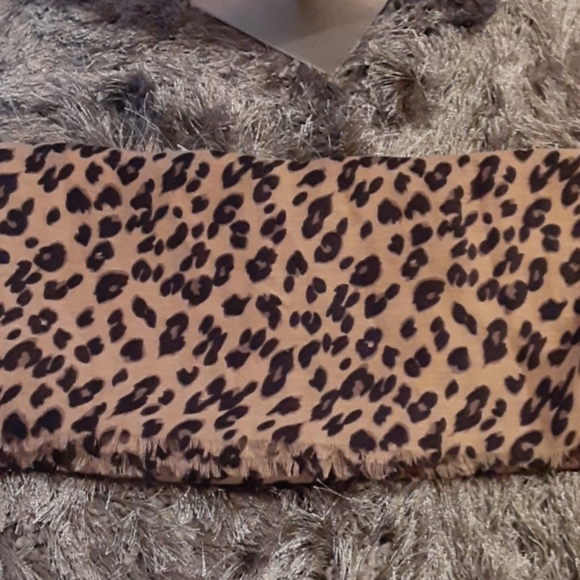 BRAND NEW LEOPARD RECTANGULAR SCARF - Picture 3 of 3